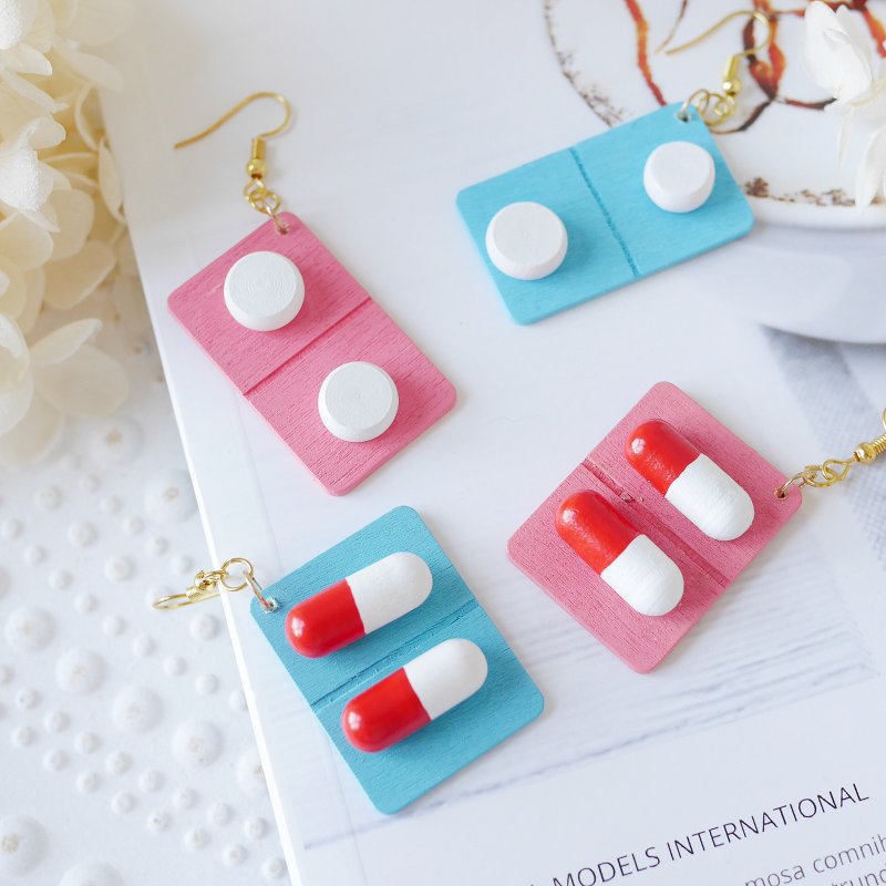 Funny Capsule Pill Earrings - ต่างหู - ไม้ หลากหลายสี