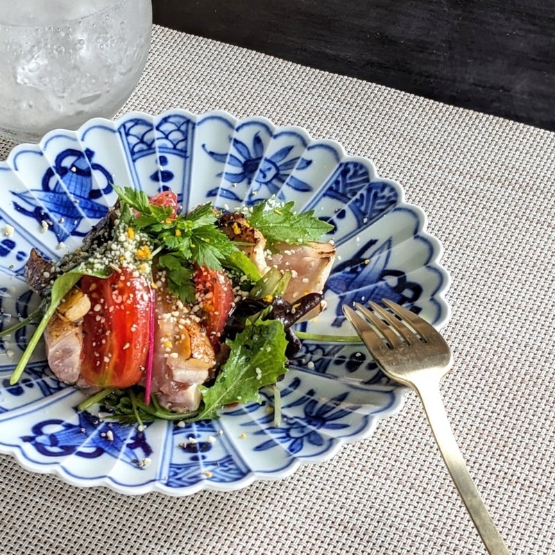 染付芙蓉手　菊型皿18cm - 碟子/醬料碟/醬油碟 - 陶 白色