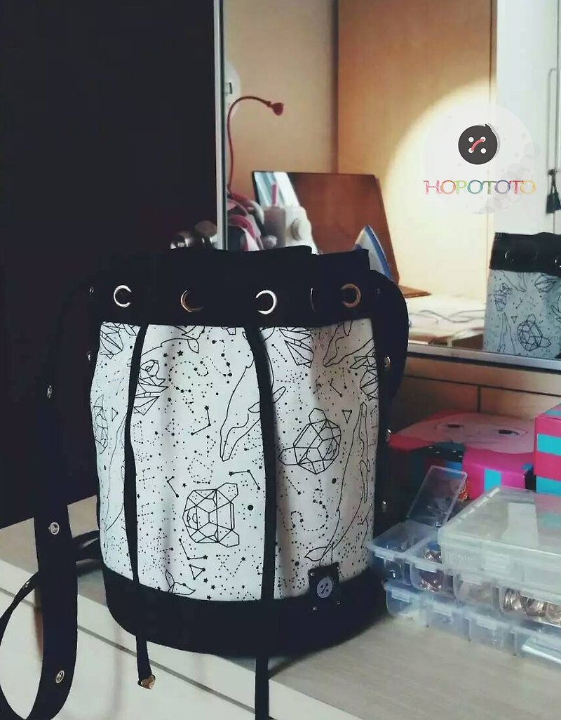 即將升級版【HOPOTOTO】獨家水桶包原創 星空 帆布 柳釘  黑白 - 側背包/斜背包 - 棉．麻 黑色