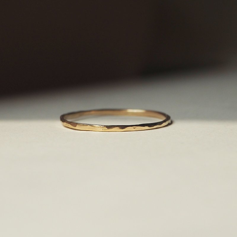 14K Pure Gold-Hand Forged Thin Band Ring - แหวนทั่วไป - เครื่องประดับ สีทอง