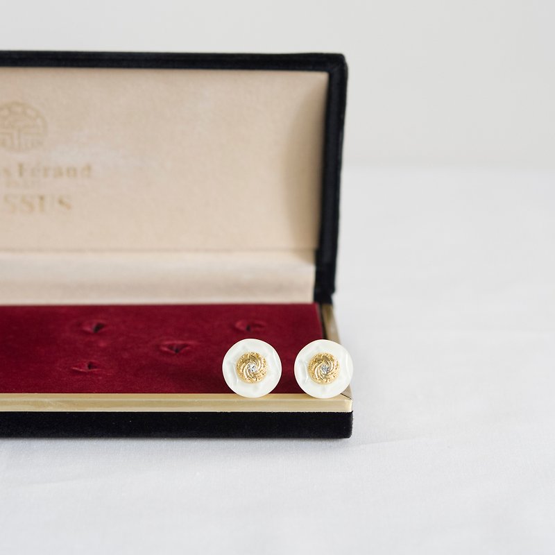 Vintage早期鈕扣手工耳環-六角鑽 - 耳環/耳夾 - 塑膠 白色