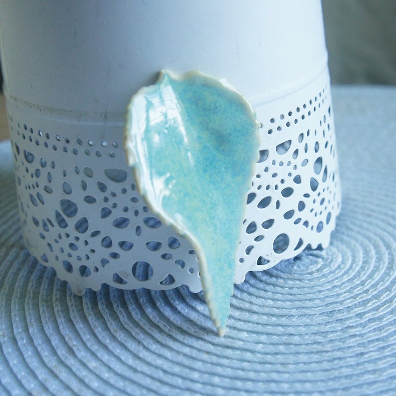 Lovely Japanese porcelain clay [leaf-shaped pen holder, chopstick holder A, spring green] - กล่องใส่ปากกา - ดินเผา สีเขียว