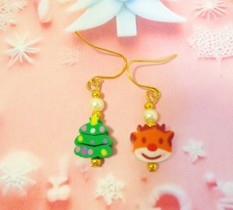 Handcrafted Christmas-Themed in Christmas Tree Reindeer shaped Dangle Earrings - ต่างหู - วัสดุอื่นๆ สีเขียว