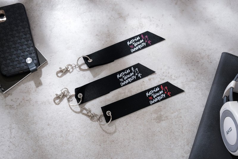 National Taiwan University Flying Ribbon Key Ring-College of Arts (White) - พวงกุญแจ - ผ้าฝ้าย/ผ้าลินิน ขาว