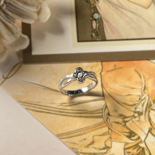 One Dimple 單窩 : 純銀 k金珠寶設計與訂製 花形刻線迷你珍珠戒指 淡水珍珠 925銀
