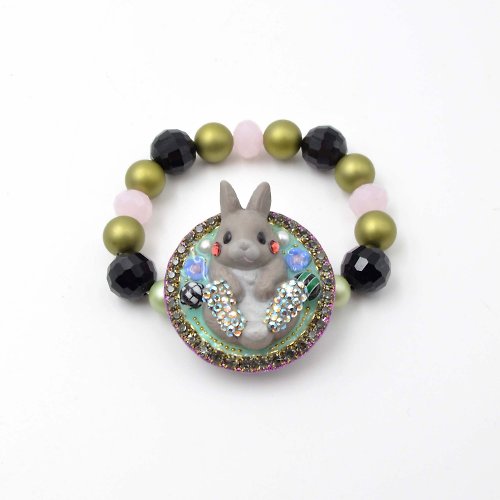 TIMBEE LO shop *TIMBEE LO 立體灰色兔子串珠橡筋手鍊 圍邊水晶裝飾花邊 貝殼珍珠 原創設計