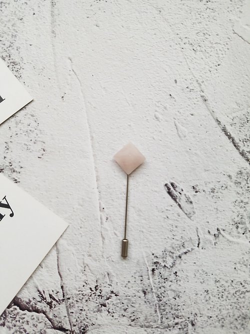 愛迪生研究所 粉色水晶胸針立體天然石胸花一字針插針