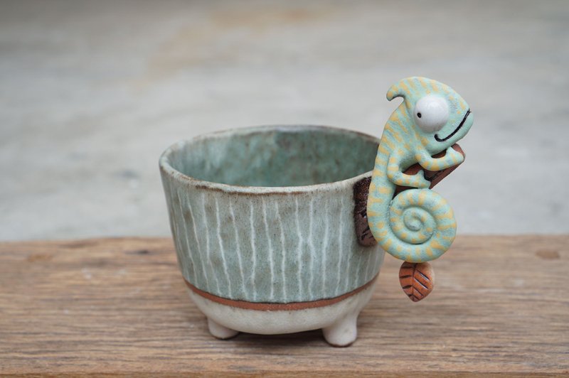 Branch with chameleon plant pot for cactus , handmade ceramic , pottery - 花瓶/花器 - 陶 綠色