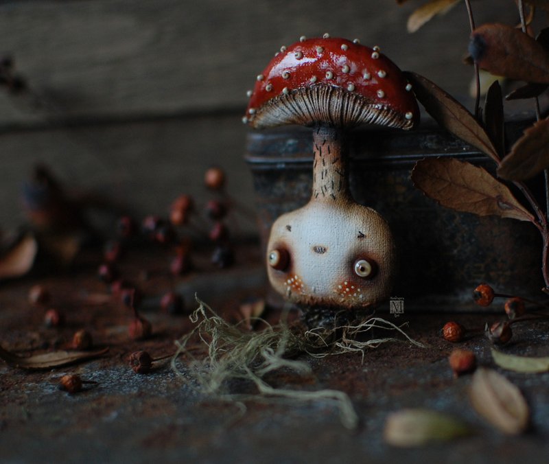 Textile brooch amanita, handmade creatures, cute brooch mushroom - 胸針 - 其他材質 