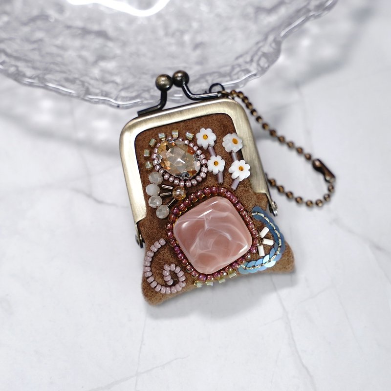 小さなビーズ刺繍のがま口 No.86, キャメル×ウール, ネックレス・バッグチャームにも, アクセサリーケース, 一点物 耳環  新娘飾品 耳夾 - 吊飾/掛飾 - 羊毛 咖啡色