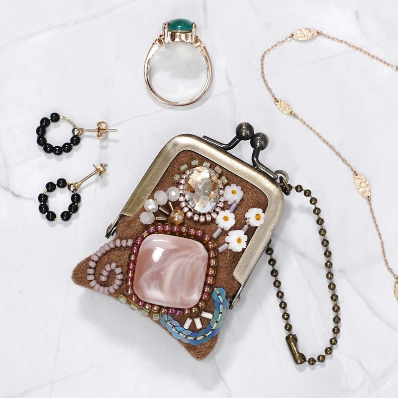 小さなビーズ刺繍のがま口 No.86, キャメル×ウール, ネックレス・バッグチャームにも, アクセサリーケース, 一点物 耳環  新娘飾品 耳夾 - チャーム - ウール ブラウン