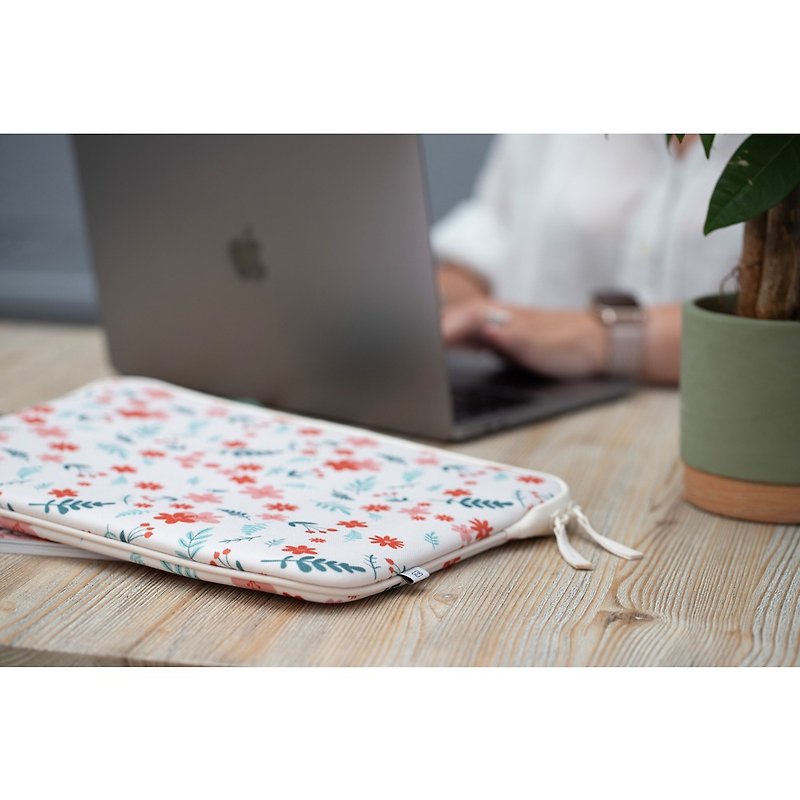 MW MacBook Air & Pro 13インチ Basics 2 Life Flowerシリーズ環境に優しい素材のコンピューターバッグ - PCバッグ - サステナブル素材 