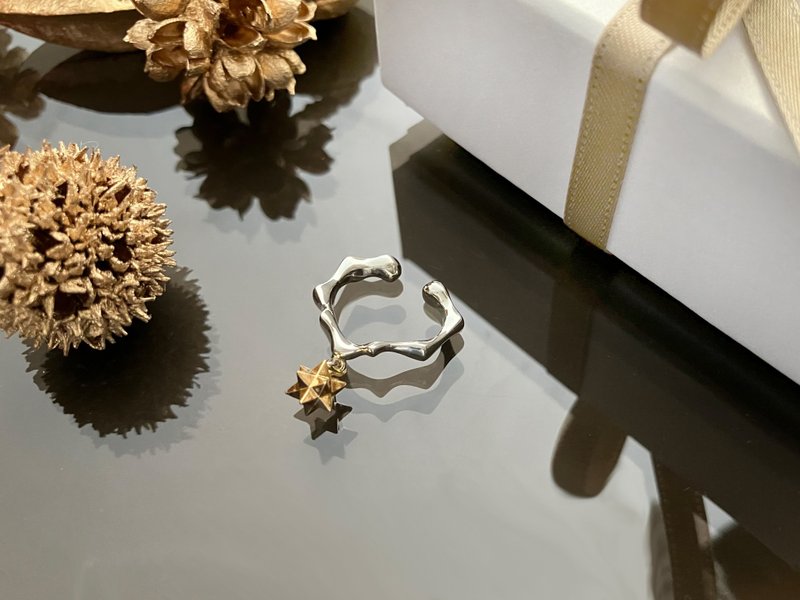 K18イエローゴールド　 揺れるきらめく金の星のイヤーカフ - 耳環/耳夾/耳骨夾 - 純銀 銀色