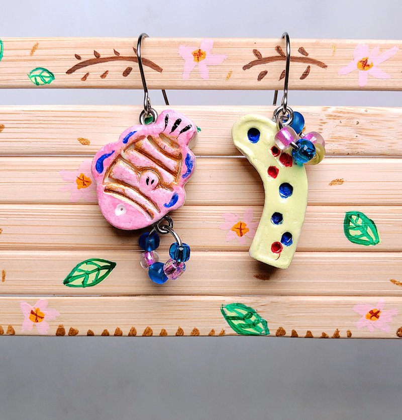 海洋歡樂 魚兒海草鰻 手作黏土耳環 手繪捏製 不銹鋼 吊墜款 - 耳環/耳夾/耳骨夾 - 黏土 粉紅色