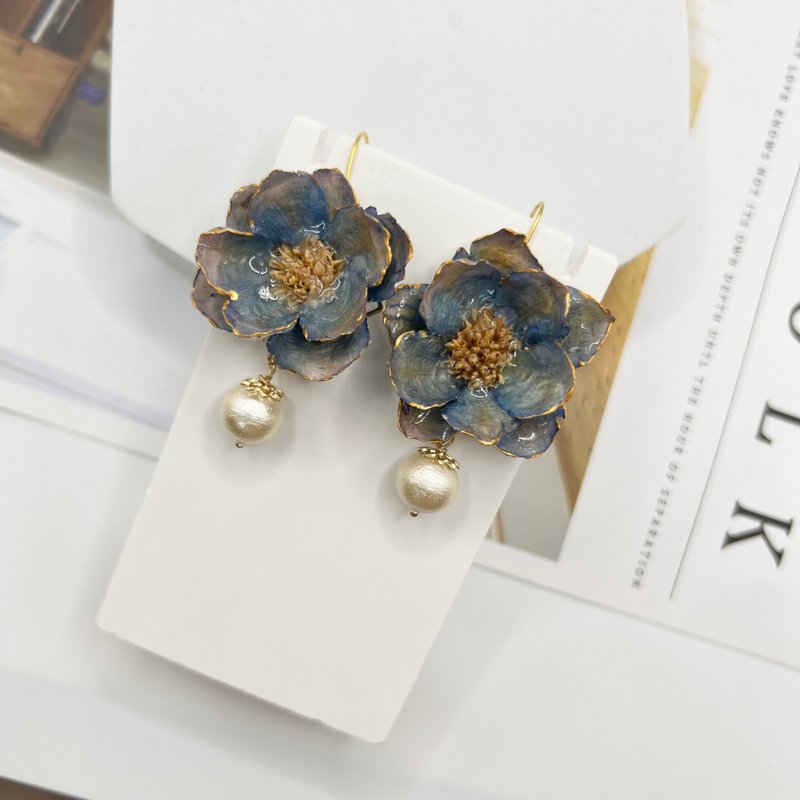 Flower resin earrings, Hydrangea resin earrings, Real floral earrings - ต่างหู - พืช/ดอกไม้ สีน้ำเงิน