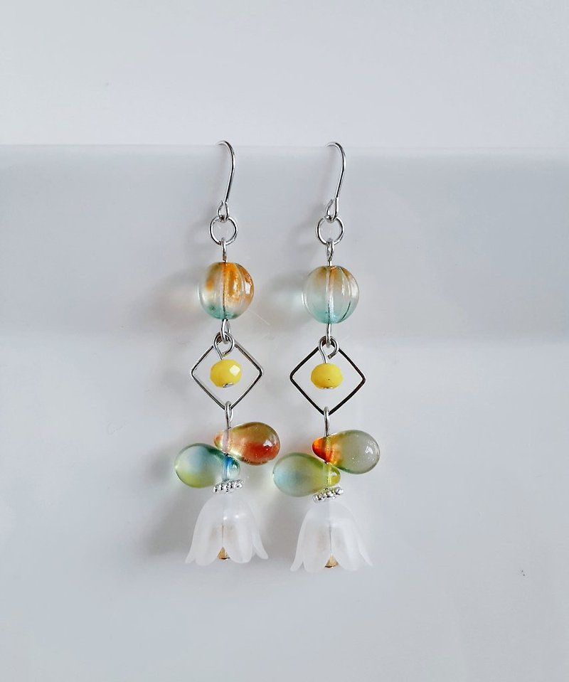 Cute lily of the valley beads. Stylish earrings made of square hoops and Czech melon beads. Yellow-green. Birthday present. JKT. Lily of the valley. Can be changed to hypoallergenic earrings or Clip-On. - ต่างหู - แก้ว สีเหลือง