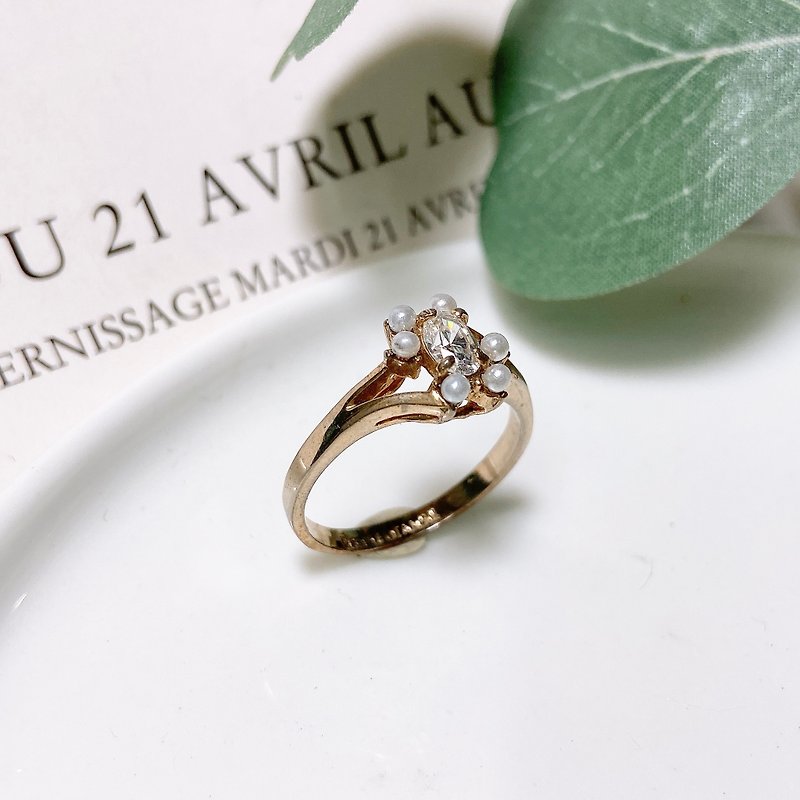 [Western antique jewelry] 14KTGE exquisite white rice bead flower cluster three-dimensional main diamond Rhine rhinestone ring - แหวนทั่วไป - เครื่องประดับ สีทอง