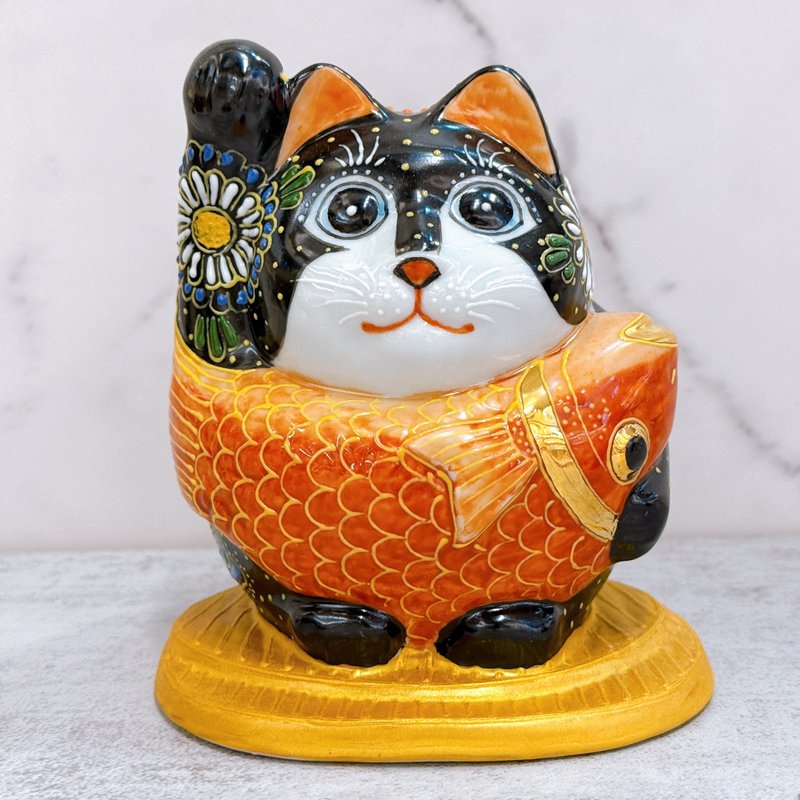 【黑鯛聚福】日本九谷燒招財貓 | 小判鯛持 - 黑盛 - 擺飾/家飾品 - 瓷 黑色