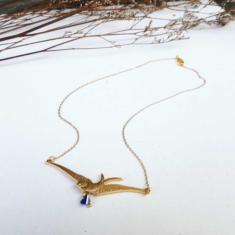 換季特賣銅手作【飛翔的燕子寶藍色三角形水晶_項鍊】 - 項鍊 - 其他金屬 藍色
