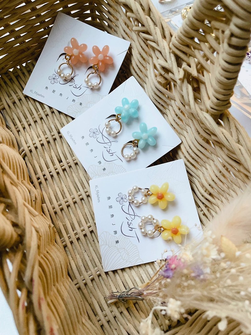 Fish is Fish J Jewelry Collection|| Flower Pearl Clip-On Summer Style Romantic, Cute, Lightweight and Temperamental - ต่างหู - เรซิน หลากหลายสี