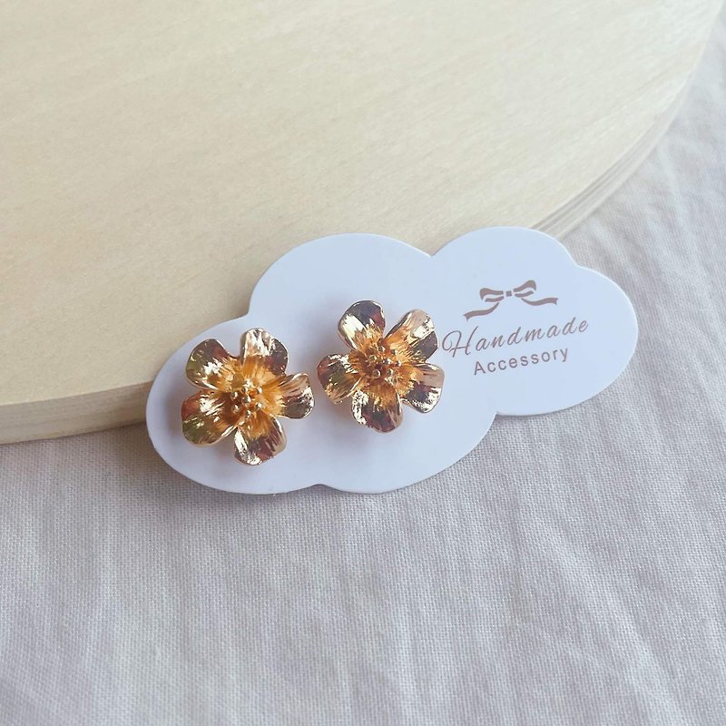 Earrings/ Clip-On/ Delicate gold-plated three-dimensional flower earrings - ต่างหู - โลหะ สีทอง