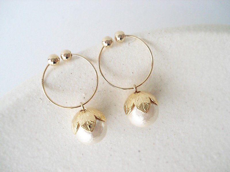 cotton pearl with leafy cap, tiny hoop earrings 夾式耳環