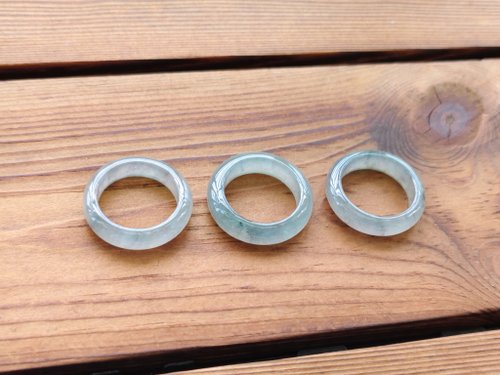 螺絲帽帽工作室 【親翠】天然翡翠 高冰滿色飄烏雞透手指鐲10號戒圈
