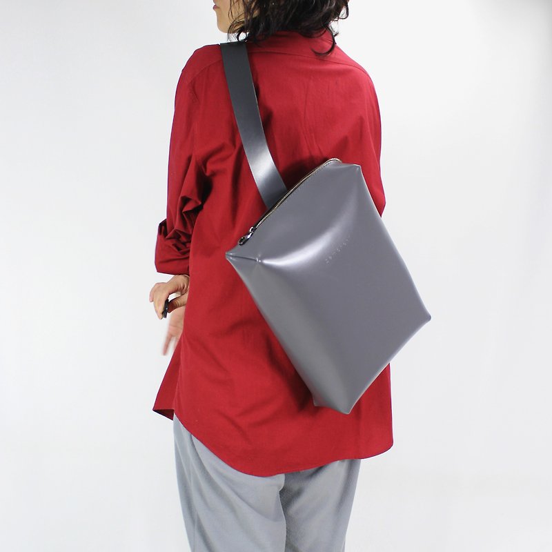 zemoneni 全手作 牛皮 珍珠灰 會發光的單肩後背包 斜背包 香港設計 - 後背包/書包 - 真皮 灰色