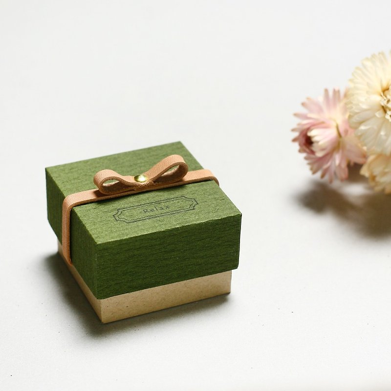 Relax // Moss green) Giftbox Leather ribbon A small box that conveys your feelings - Gift Wrapping & Boxes - Paper Green