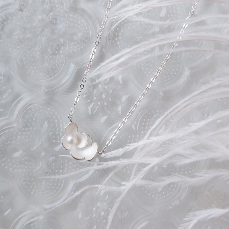 Hydrangea small petals sterling silver pearl necklace - สร้อยคอ - โลหะ สีเงิน