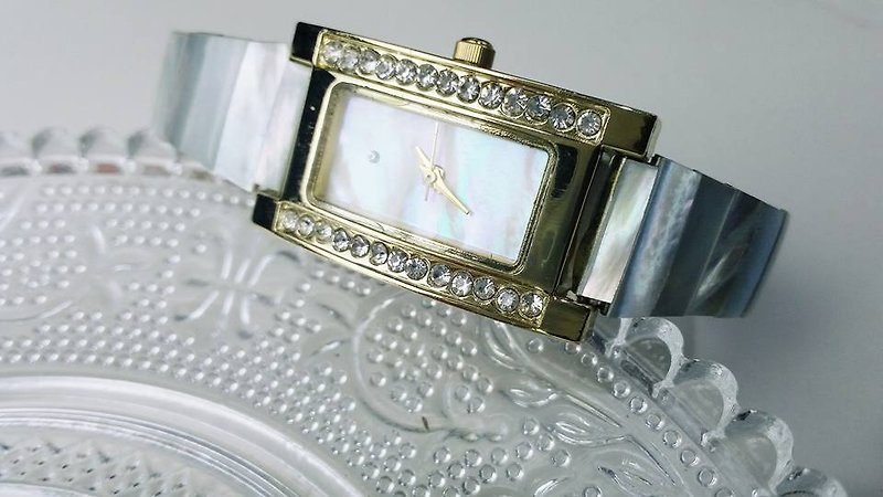 【Lost And Find】Elegant Natural Mother of pearl watch - นาฬิกาผู้หญิง - เครื่องเพชรพลอย ขาว