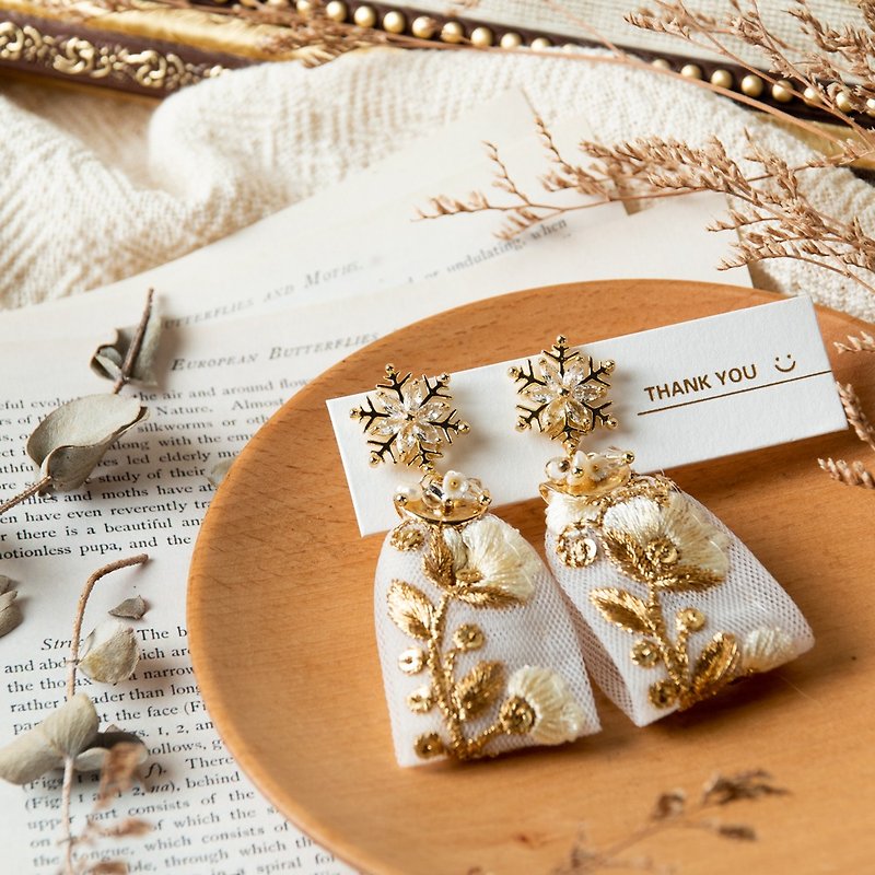 Embroidered Ribbon Earrings White French Elegant Texture Real Gold Plated Clip-On 925 Silver Ear Pin - ต่างหู - โลหะ ขาว