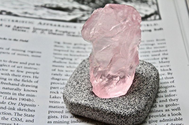 石栽 SHIZAI-粉水晶原礦-含底座 - 擺飾/家飾品 - 寶石 粉紅色