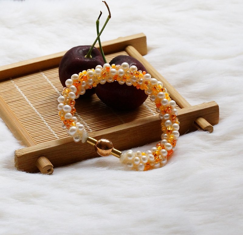 Handmade Kumihimo Pearl Bracelet - สร้อยข้อมือ - เครื่องเพชรพลอย สีส้ม