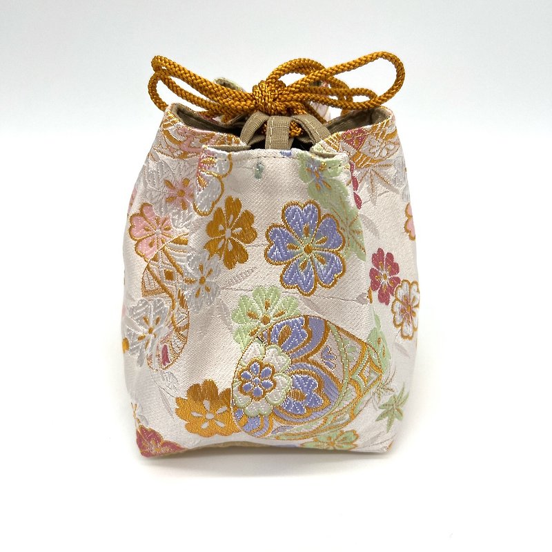 A stylish drawstring bag with a Japanese pattern made from Kyoto Nishijin-ori fabric. - Other - Polyester White