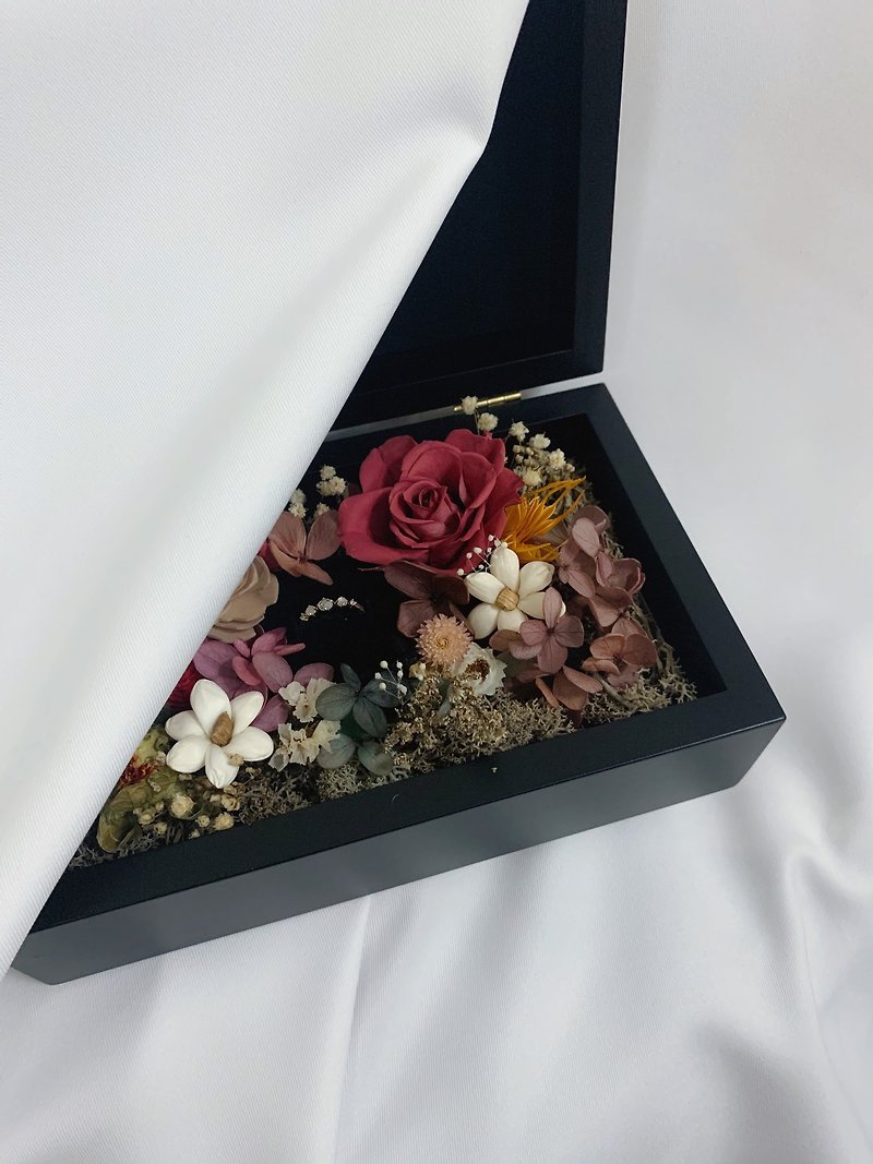 【精緻花盒】給花火般燦爛美好的他/ 永生花玫瑰花手工木盒花盒 - 乾燥花/永生花 - 植物．花 紅色