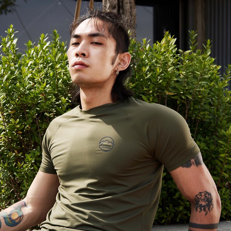 【GODSON】萊卡高彈牛角袖訓練衣/軍事綠 - 男裝運動服/上衣 - 聚酯纖維 綠色