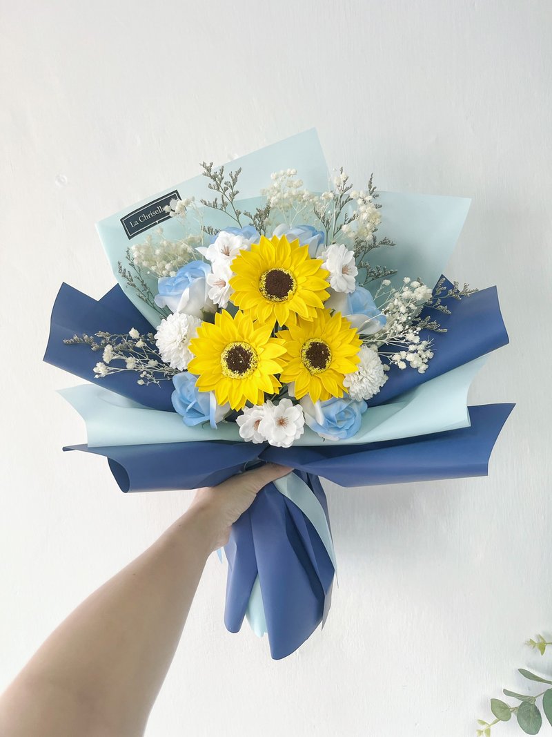 Graduation bouquet graduation gift sunflower soap flower sunflower pansy flower - ช่อดอกไม้แห้ง - พืช/ดอกไม้ สีน้ำเงิน