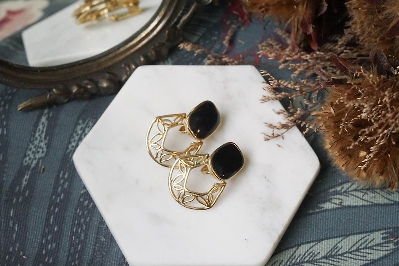 [Old jewelry/old western pieces] VINTAGE TRIFARI black classic style vintage clip-on earrings - ต่างหู - โลหะ สีทอง