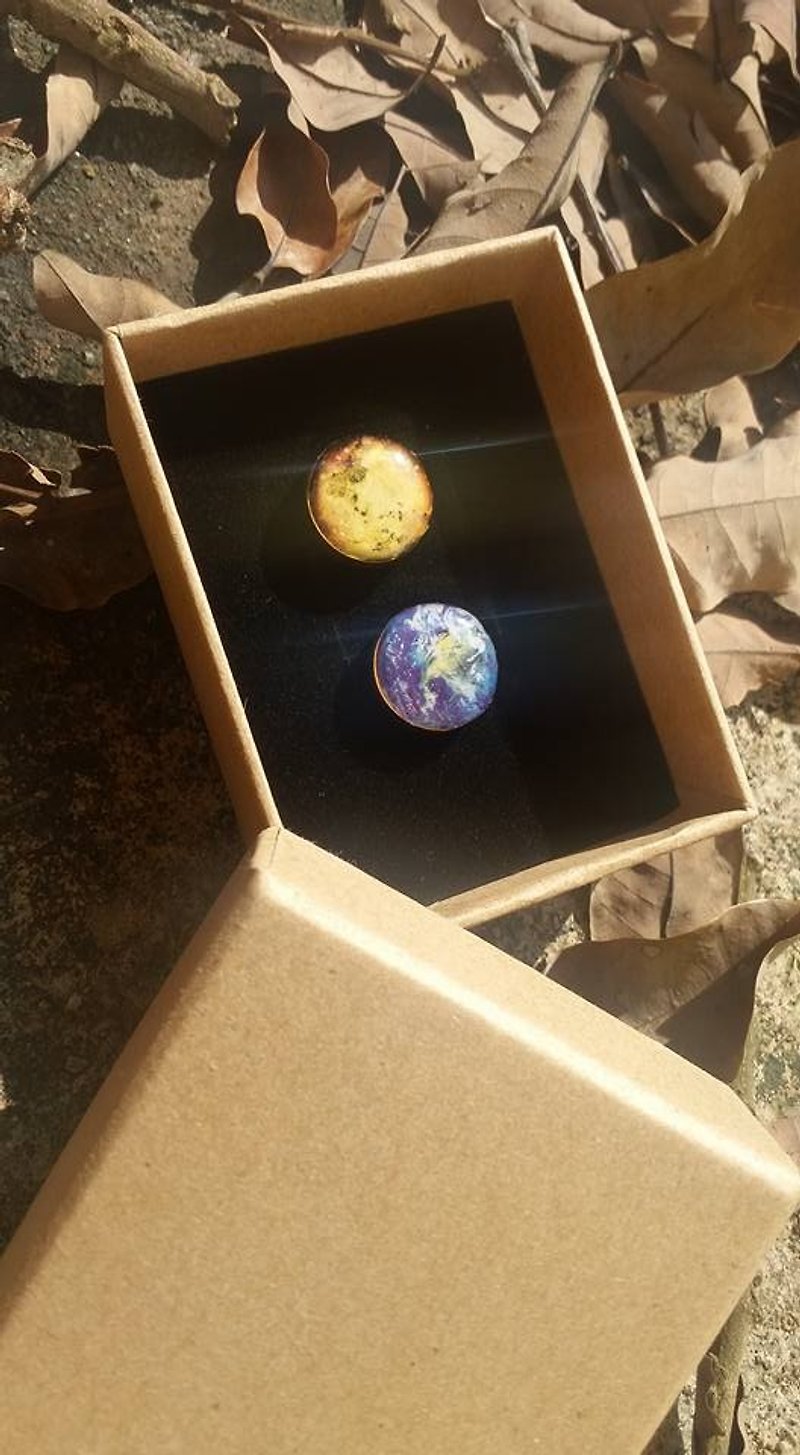 [] Lost and find a small gift moon Earth button cover sets - Cuff Links - Other Metals Multicolor