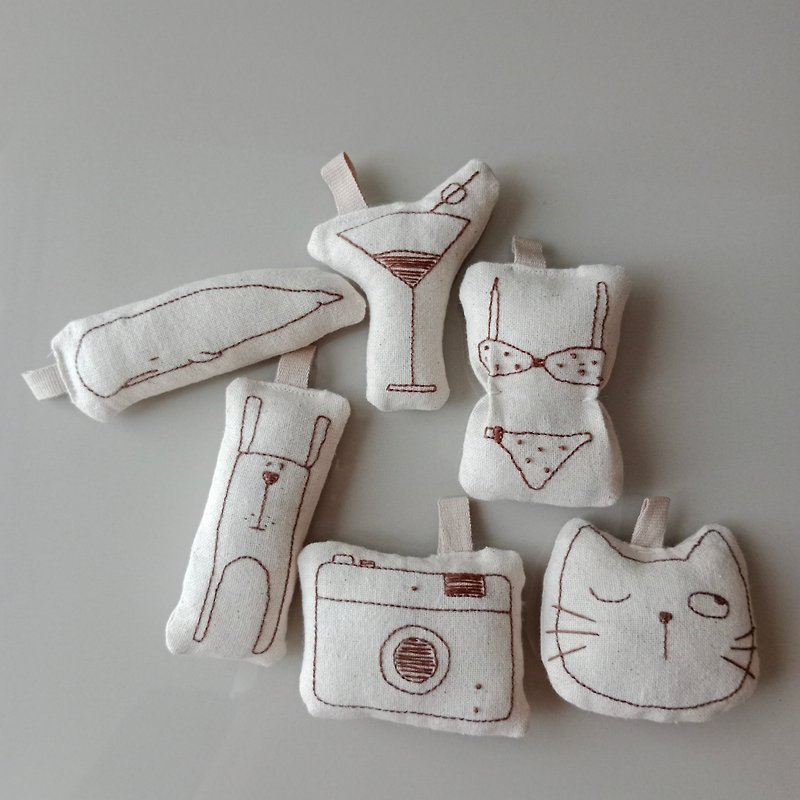 Customized Keychains hand drawing and hand embroidery - ที่ห้อยกุญแจ - ผ้าฝ้าย/ผ้าลินิน ขาว