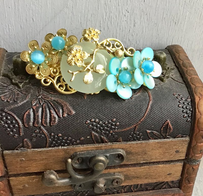 Meow Handmade~Retro Ping An Jade Buckle Small Spring Hairpin/Gold Bottom/Blue - เครื่องประดับผม - วัสดุอื่นๆ หลากหลายสี