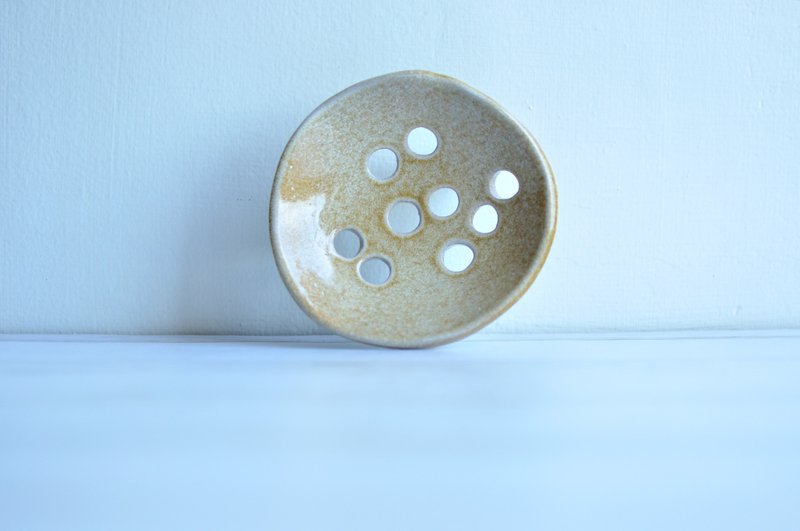 Heyu Soap ・ Hand-Pinch Ceramic Soap Dish ・ Earthenware ・ Natural Drainage ・ Handmade Lifestyle Ware - อุปกรณ์ห้องน้ำ - ดินเผา ขาว