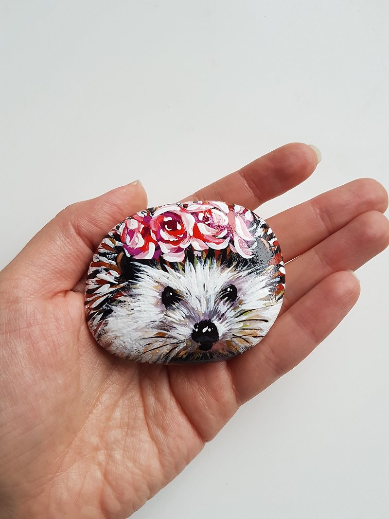 Hedgehog Painting Hand-Painted Kindness Stone Forest Animals Rock Art - 玩偶/公仔 - 石頭 粉紅色