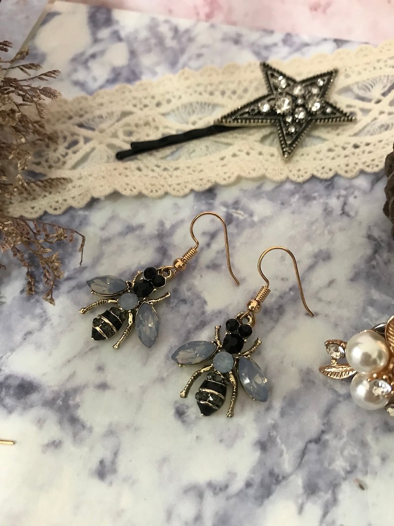 Gemstone bee earrings - ต่างหู - โลหะ สีน้ำเงิน