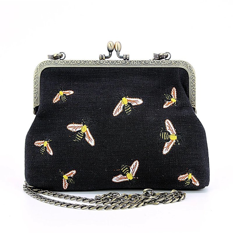 Little Bee Embroidery Kiss Lock Bag Shoulder Carry Two-Purpose Bag Coolecun - กระเป๋าแมสเซนเจอร์ - ผ้าฝ้าย/ผ้าลินิน สีดำ