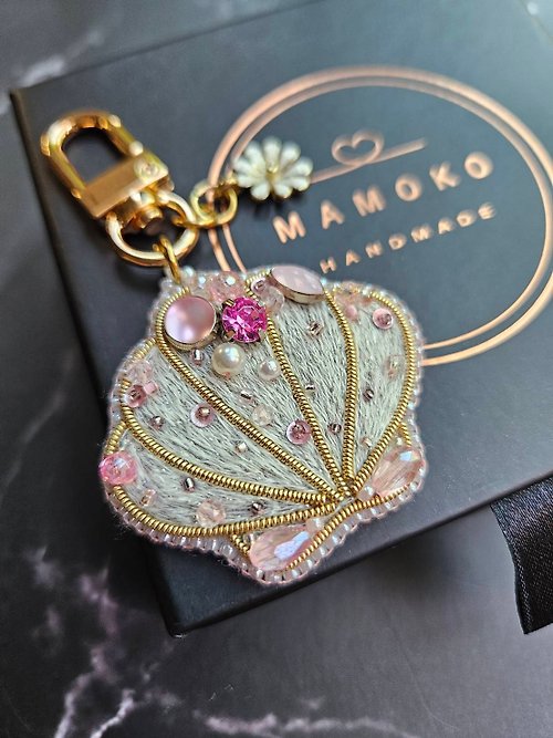 mamoko handmade Pink shell keychain