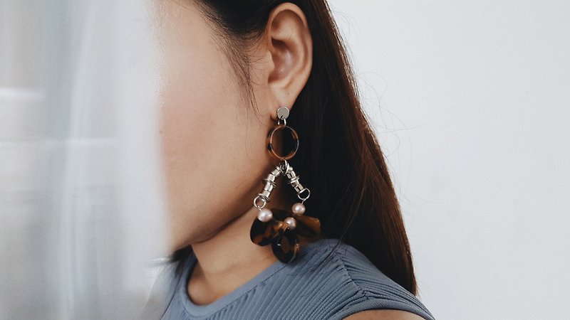 THEA Earrings :MUSK - 耳環/耳夾 - 其他材質 咖啡色