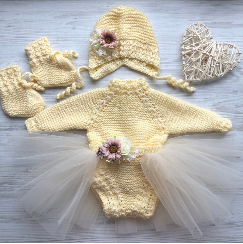 Hand knit clothing set for baby girl: romper, tutu skirt, hat, socks - 包屁衣/連身衣 - 其他材質 