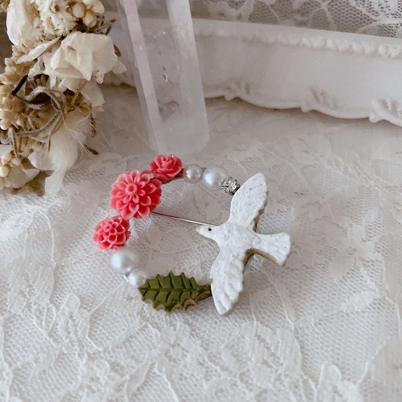 小鳥と珊瑚花のブローチ(大) - ブローチ - 陶器 ホワイト